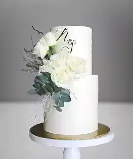 Свадебный торт с живыми розами и топпером