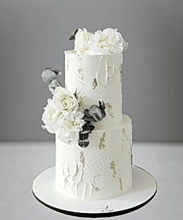 Свадебный торт с живыми розами и пищевым золотом