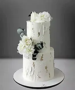 Свадебный торт с живыми розами и пищевым золотом