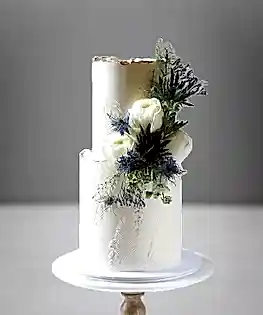 Свадебный торт с композицией из живых цветов