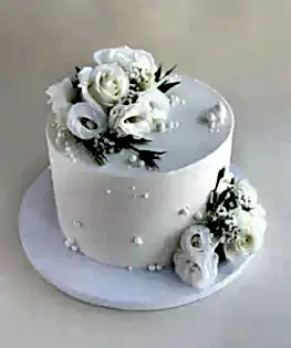 Свадебный торт с композицией из живых цветов и монпарелем