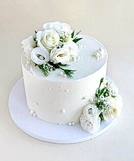 Свадебный торт с композицией из живых цветов и монпарелем