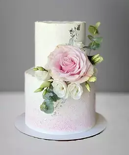 Свадебный торт нежно-розовый торт с композицией из живых цветов