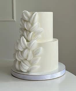 Свадебный торт с лепестками из рисовой бумаги