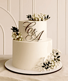 Свадебный торт с топпером и гипсофилой