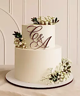 Свадебный торт с топпером и гипсофилой