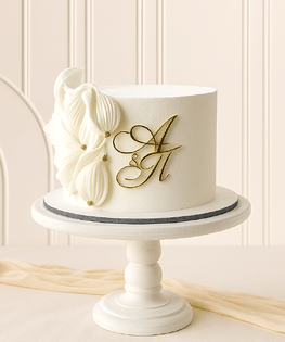 Свадебный торт в один ярус с лепестками из рисовой бумаги