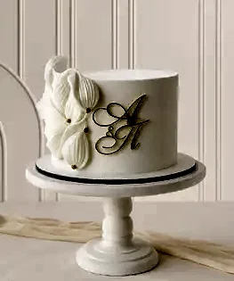 Свадебный торт в один ярус с лепестками из рисовой бумаги