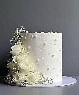 Свадебный торт в один ярус с композицией из живых цветов и монпарелем