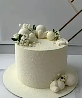 Свадебный торт в один ярус с композицией из гипсофилы и шоколадных шаров