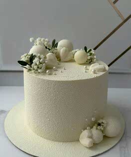 Свадебный торт в один ярус с композицией из гипсофилы и шоколадных шаров