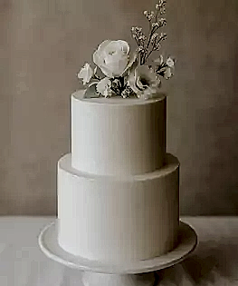 Свадебный торт с живыми розами в стиле минимализм