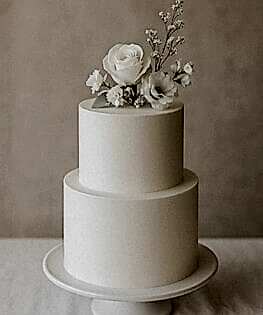 Свадебный торт с живыми розами в стиле минимализм