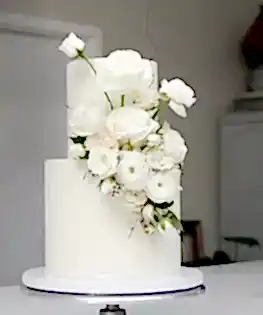 Свадебный торт с живыми цветами