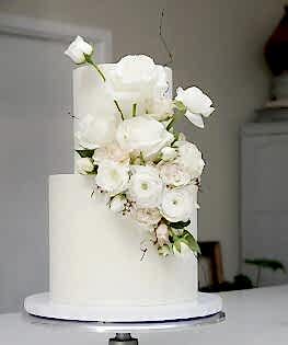 Свадебный торт с живыми цветами