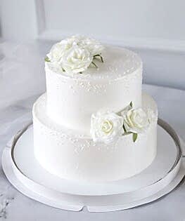 Свадебный белый торт с живыми цветами