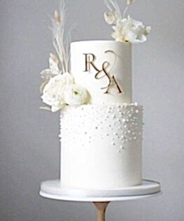 Свадебный белый торт с живыми цветами, монпарелем и инициалами