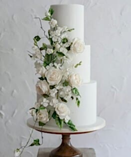 Свадебный белый торт с живыми цветами в три яруса