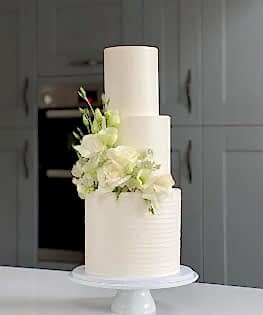 Свадебный современный торт с живой композицией в три яруса