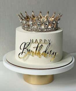 Торт с короной в молочном цвете