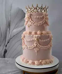 Торт с короной в розовом цвете